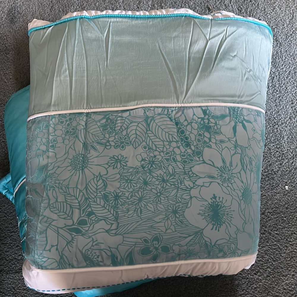 SELLING a TWIN comforter